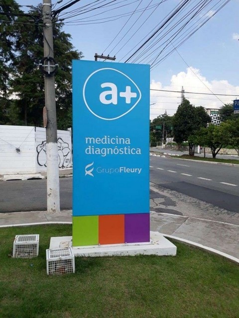 Totem publicitario preço